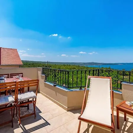 Apartment Luce - Pool And View