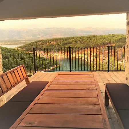 Luce - Pool And View